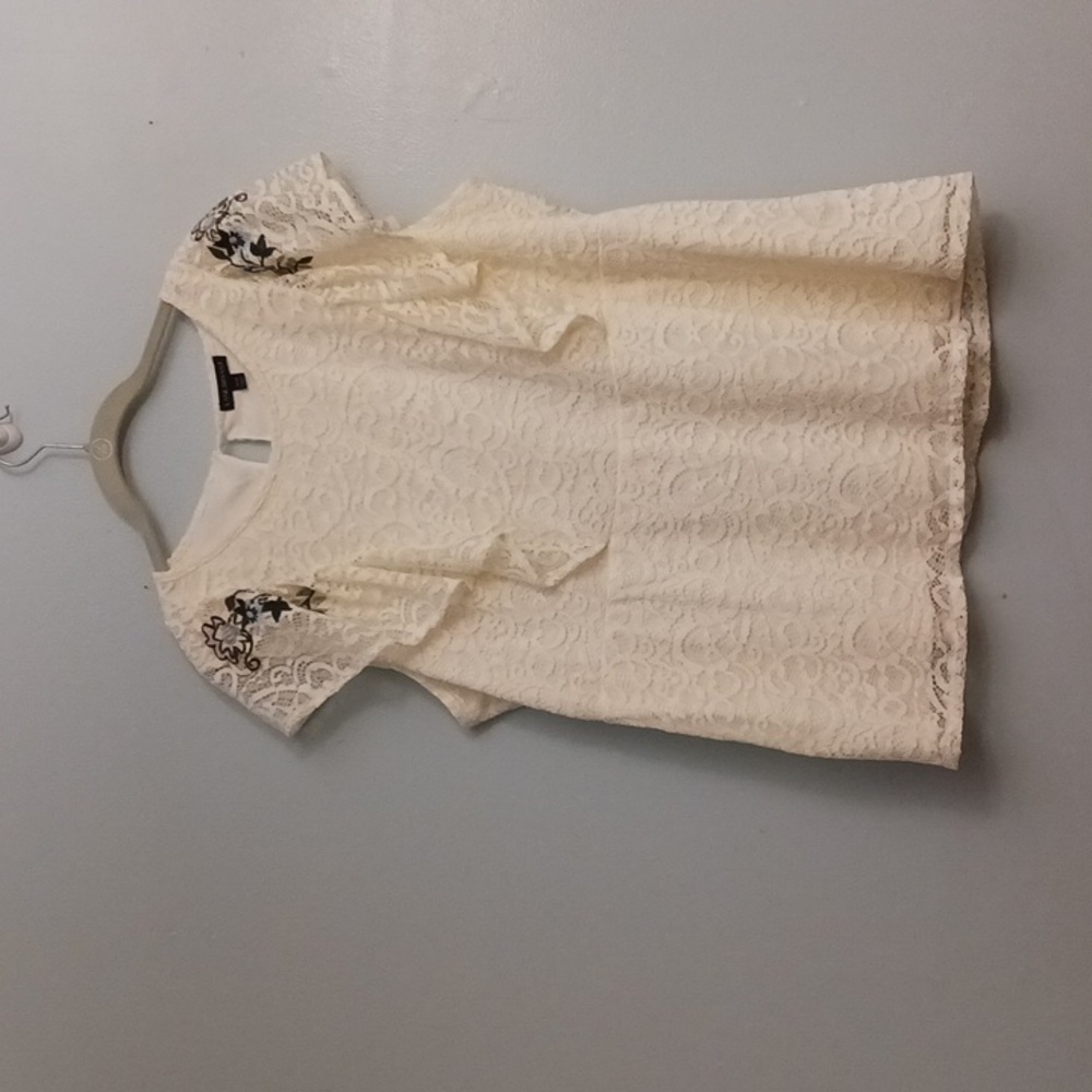 Lane Bryant size 18/20 women's white lace with embroidery top.